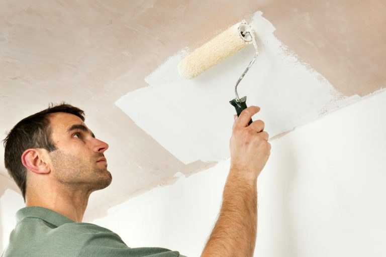 Чем покрасить деревянный потолок в доме и стоимость покраски за квадратный метр - построй