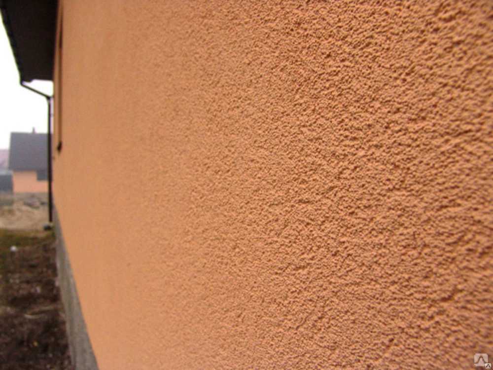 Фасадная штукатурка (92 фото): теплые составы для наружных работ и отделки фасада, минеральная и терразитовая штукатурная смесь для стен