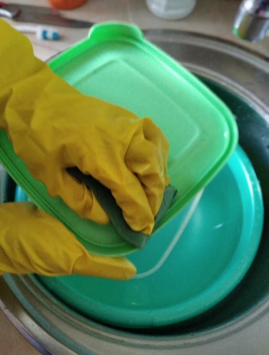 Чем отмыть пластмассовые. Мытая пластиковая посуда. Оттереть пластик. Отмыть пластик. Помыть пластиковый контейнер руками.