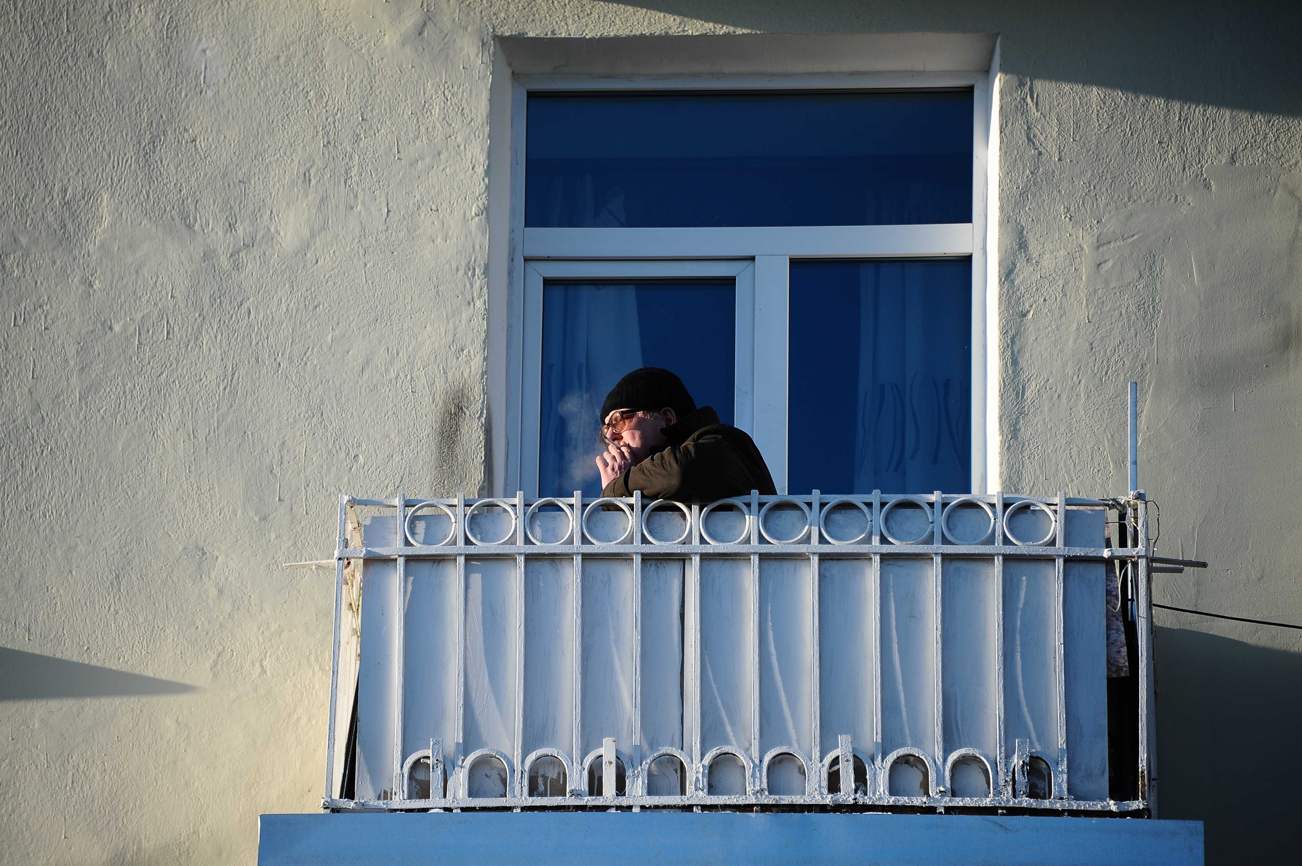 Общие балконы можно курить. Курит на балконе. Человек на балконе. Балкон курильщика. Курение на балконе.