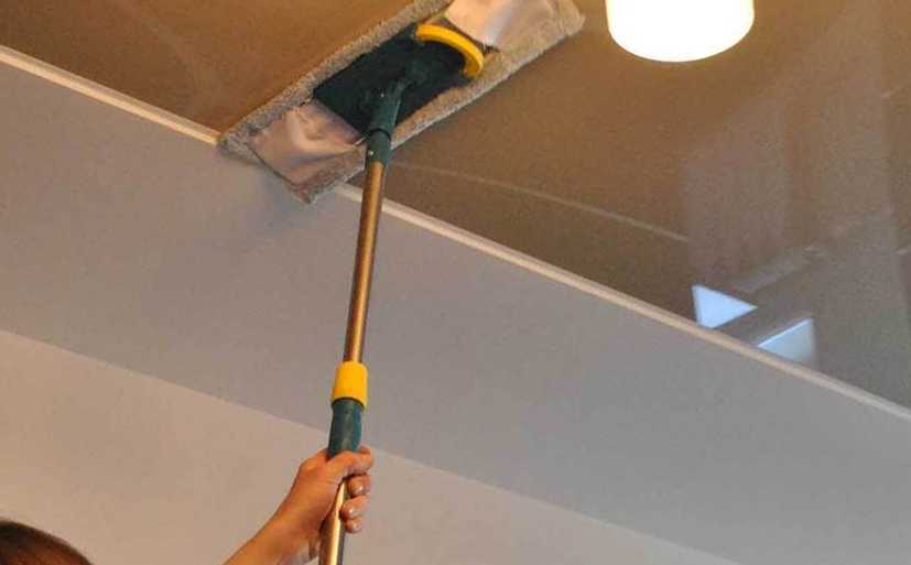 Как помыть натяжной потолок без разводов: инструкции и видео