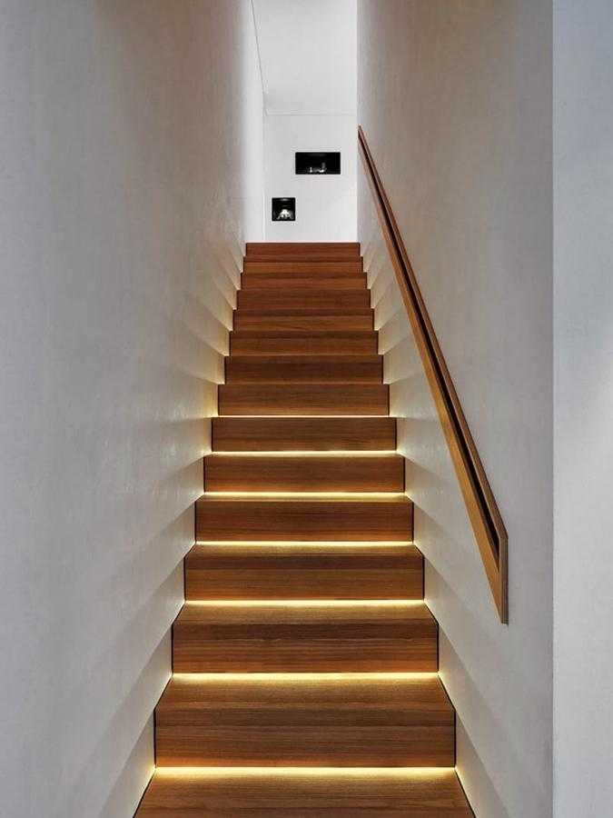 Подсветка лестницы и ступеней в частном доме: выбор светильника, монтаж и подключение