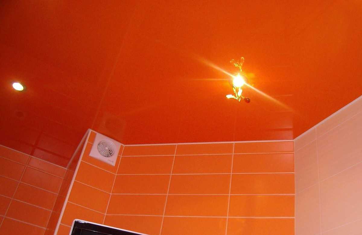 Какой потолок для ванной комнаты лучше выбрать