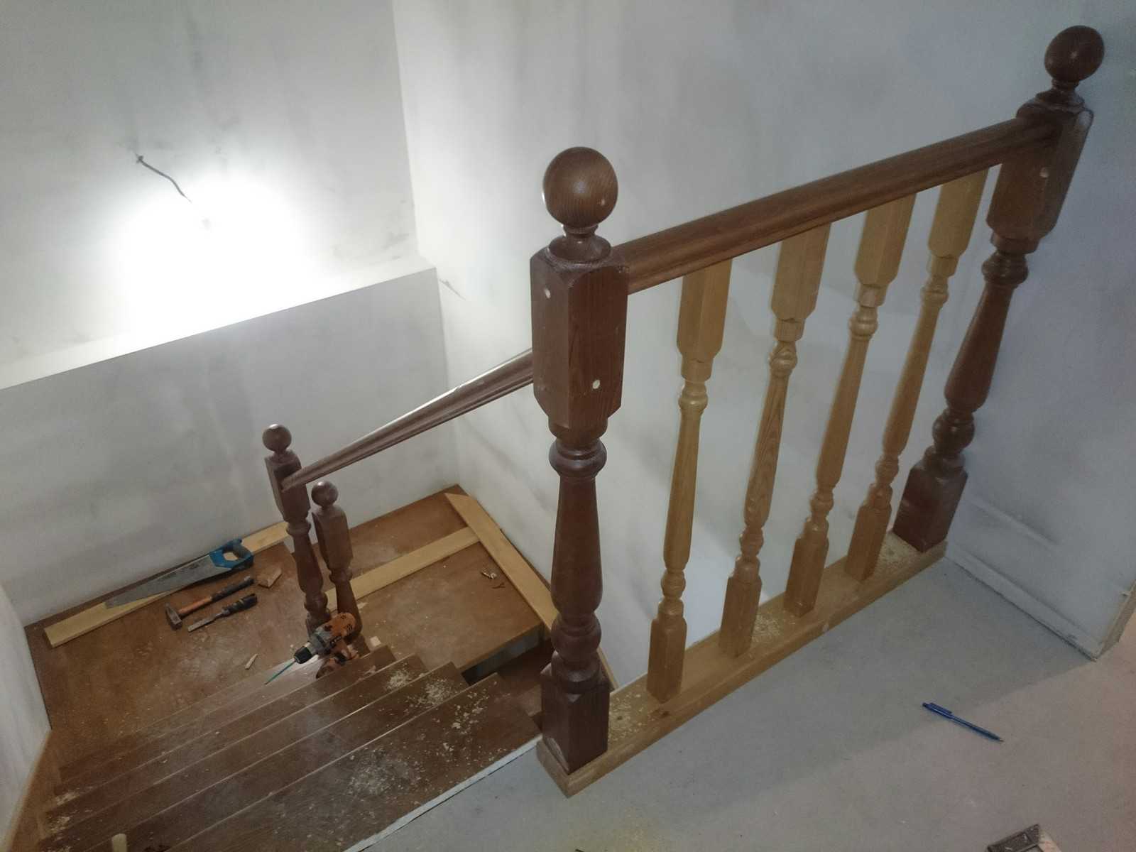 Как крепить балясины лестницы к ступеням и перилам