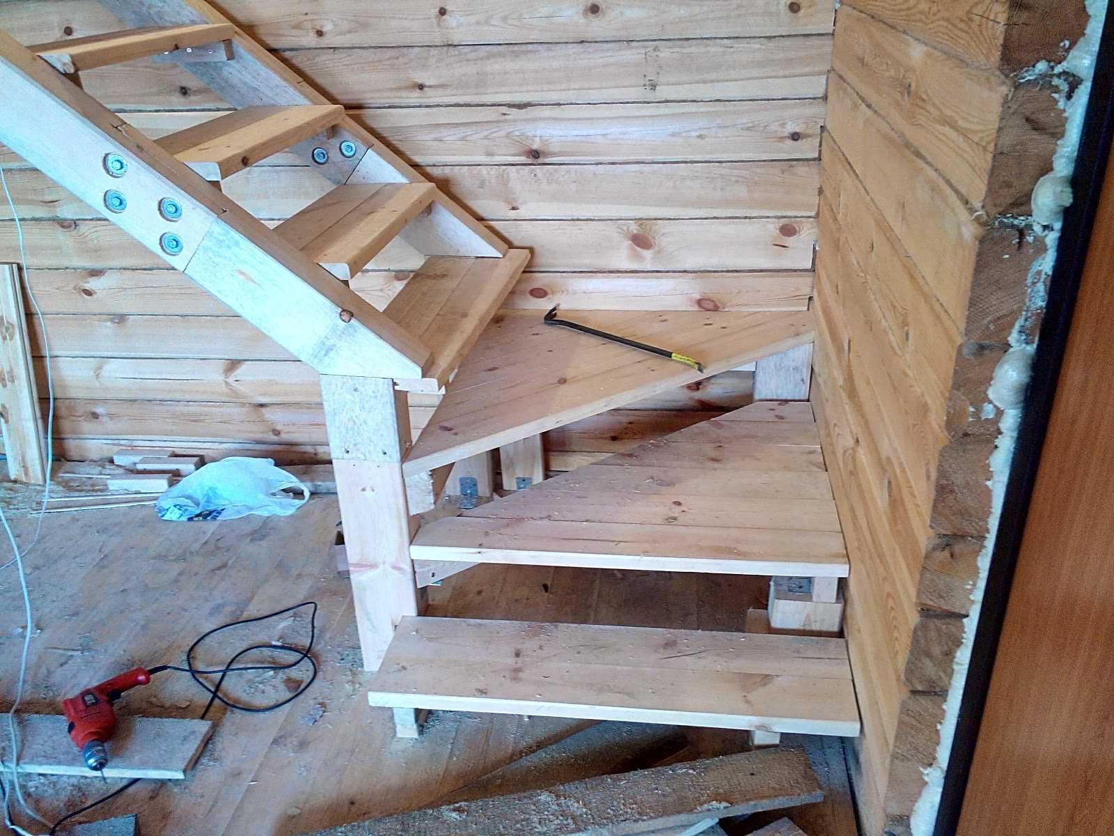 Пошаговая инструкция по изготовлению лестницы из дерева на 2 этаж Устройство конструкции выпиливание и закрепление элементов сборка и установка
