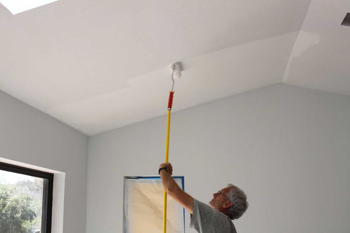 Как покрасить потолок водоэмульсионной краской без разводов: фото, пошагово