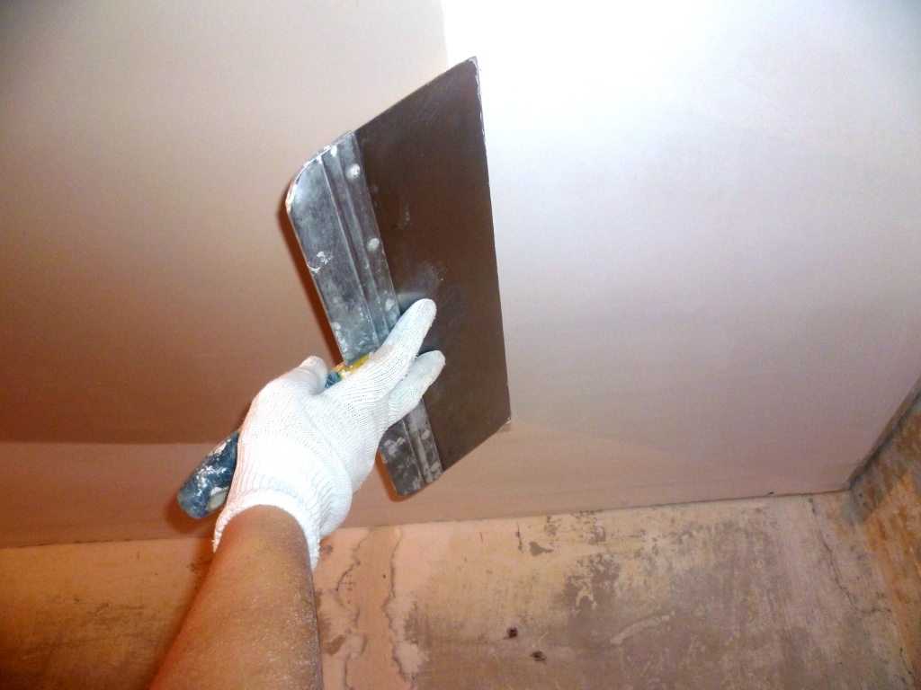 Подготовка стен к поклейке обоев (45 фото): как подготовить и чем обработать стены перед поклейкой, подготовка потолка перед поклейкой своими руками