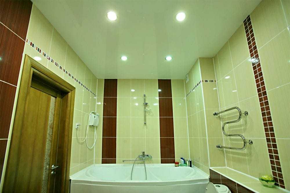 Подвесной потолок в ванной: реечный зеркальный из гипсокартона из матового стекла Описание основных их достоинств наиболее характерных свойств