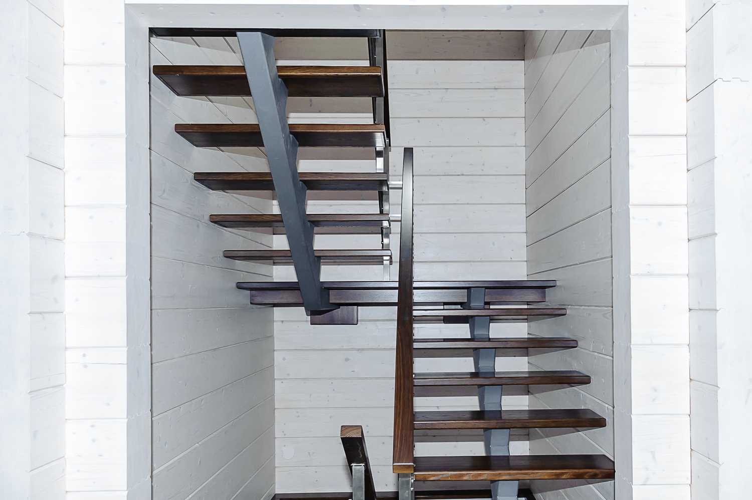 Особенности изготовления деревянной лестницы на косоурах для дома