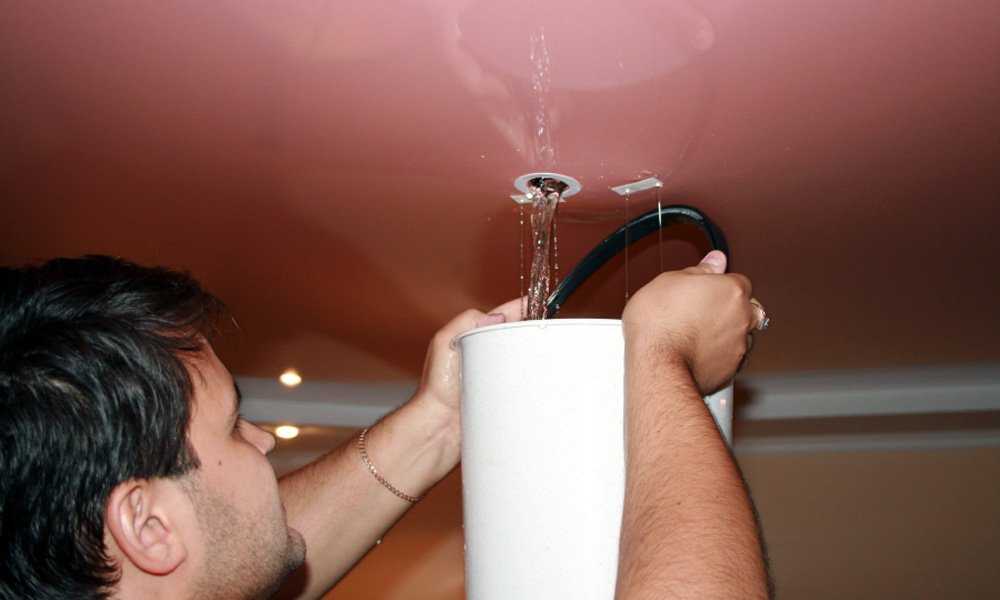 Как убрать воду с натяжного потолка самостоятельно - всё о ремонте потолка