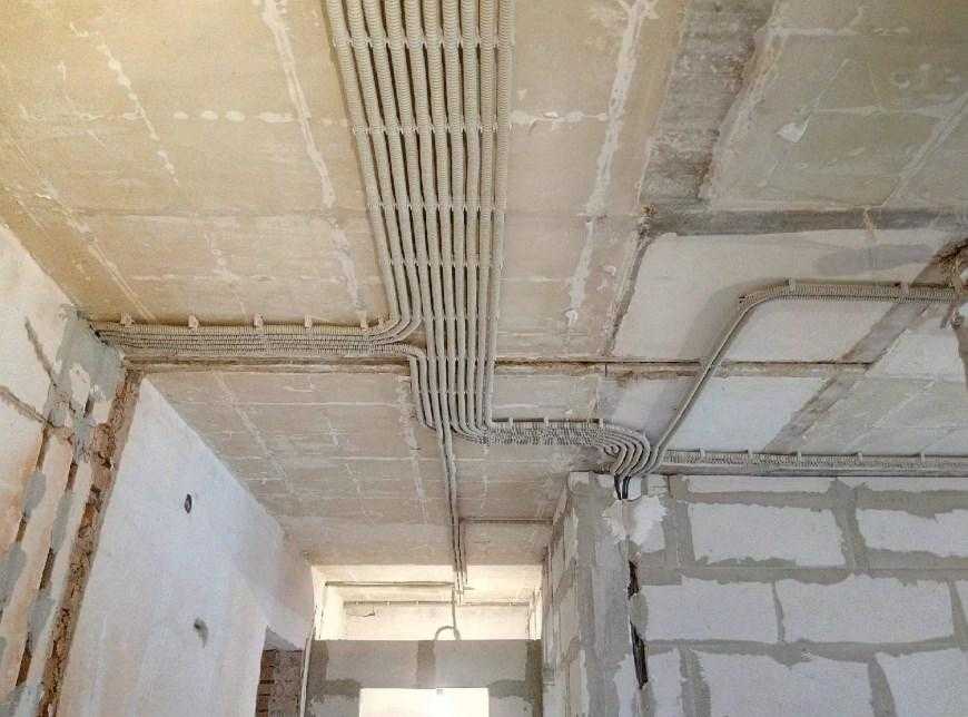 Электропроводка под натяжным потолком своими руками (15 фото)