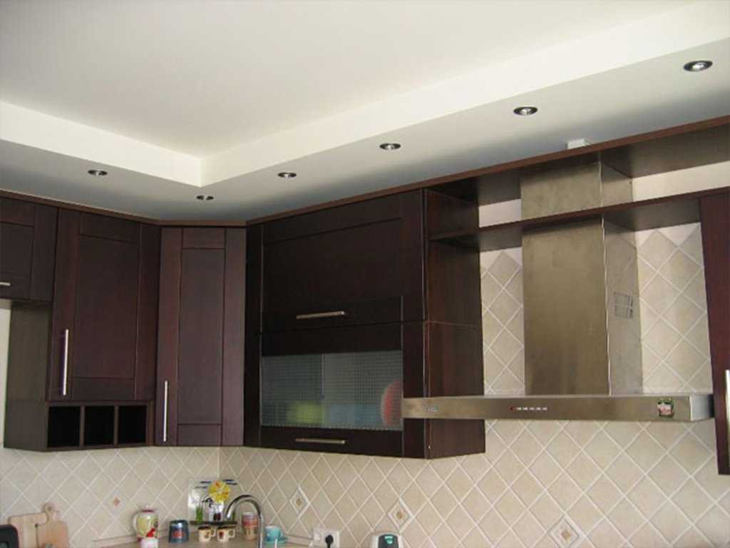 Потолочные панели для кухни, пластиковый потолок на кухне - фото и примеры