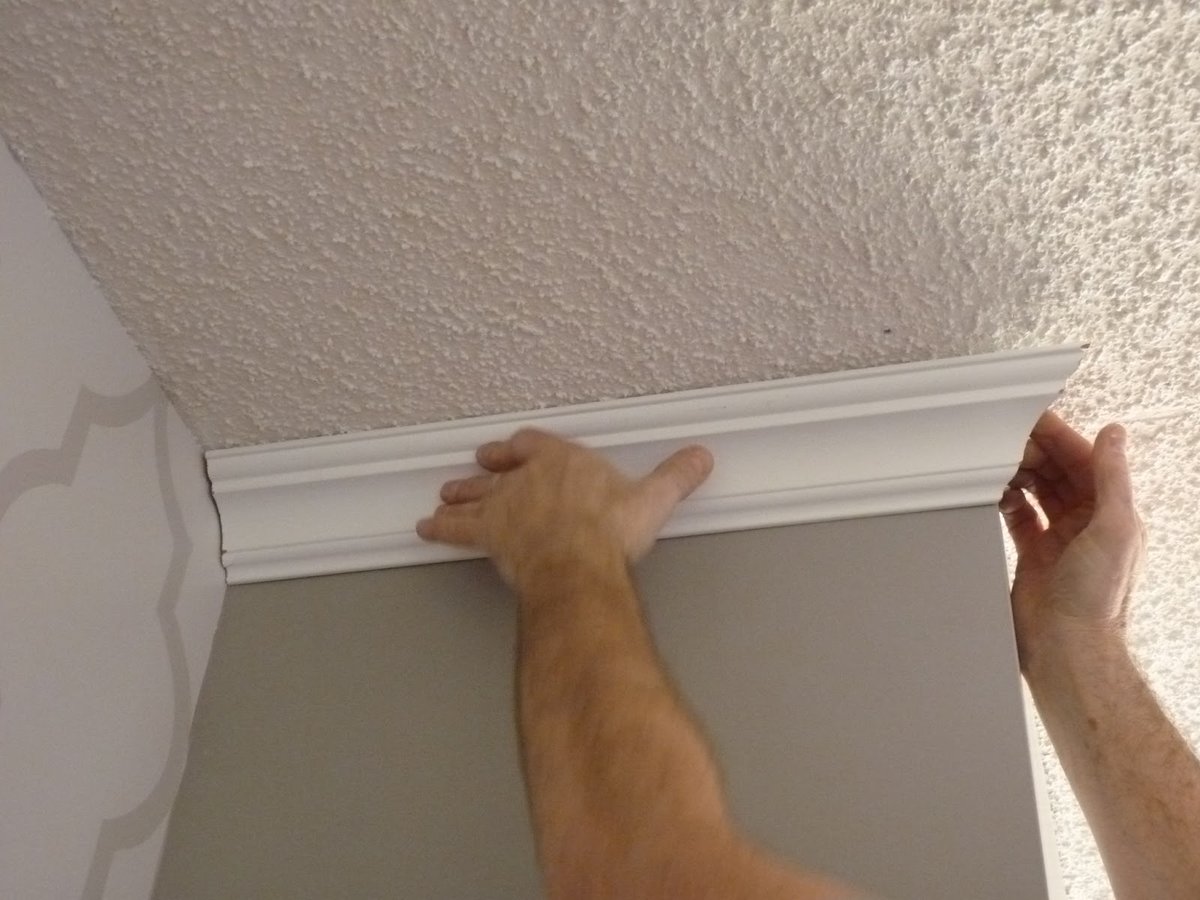 Потолочный плинтус своими руками: видео-инструкция по монтажу, особенности укладки, изготовления рамок, фото