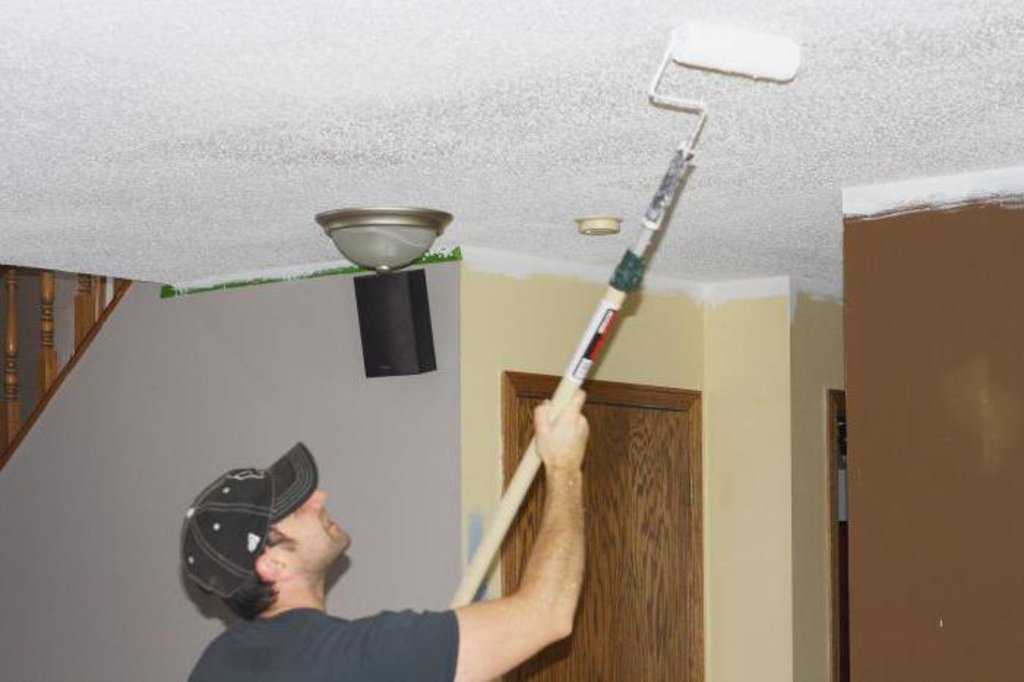 Как покрасить потолок водоэмульсионной краской без разводов: покраска и побелка своими руками, каким валиком воспользоваться