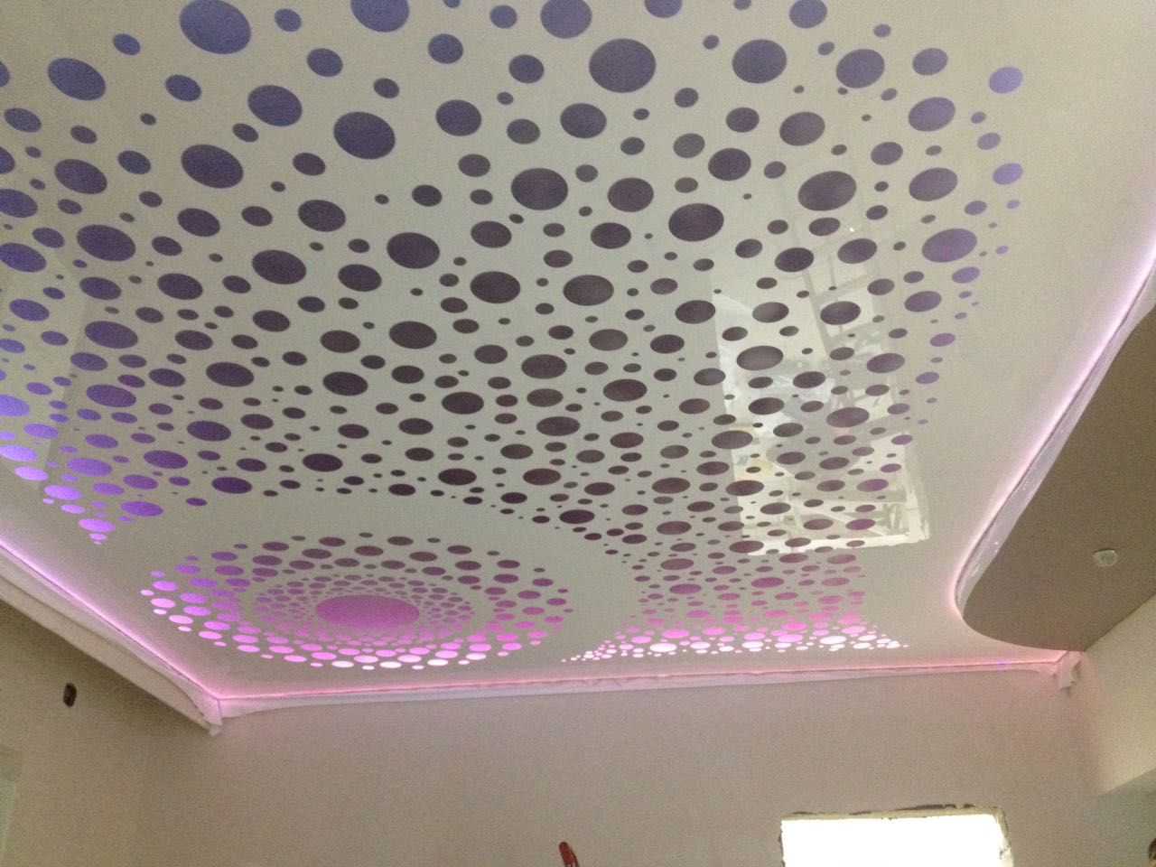 Прозрачный натяжной потолок с подсветкой: фото со светодиодной и цена, монтаж