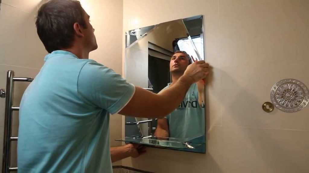 Как повесить зеркало на гипсокартонную стену: способы монтажа и их особенности
