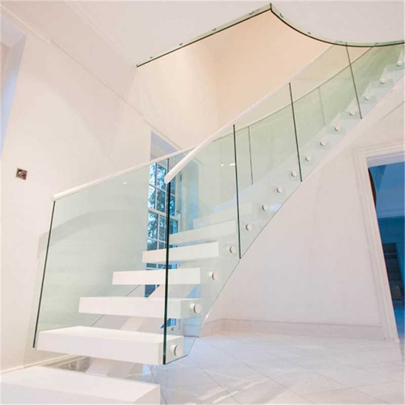 Как обеспечить уход за стеклянными перилами для лестниц?