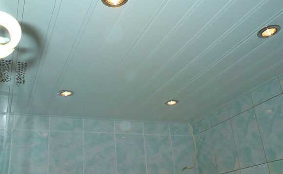 Подвесной потолок в ванной — виды и монтаж своими руками