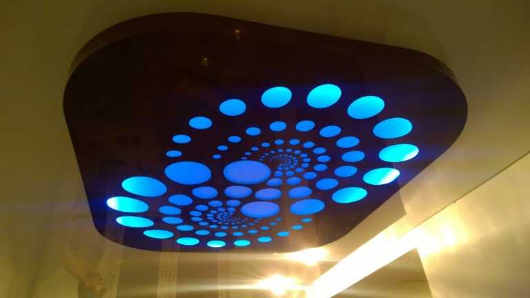 Монтаж, фото и стоимость прозрачного натяжного потолка с подсветкой