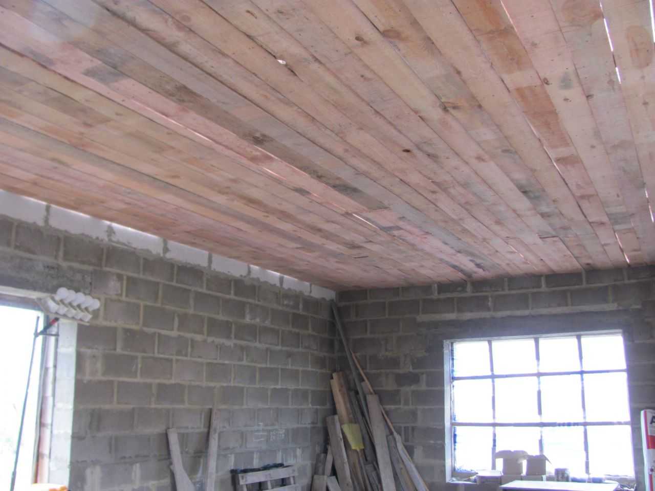 Подшивка чернового потолка по деревянным балкам - блог о строительстве