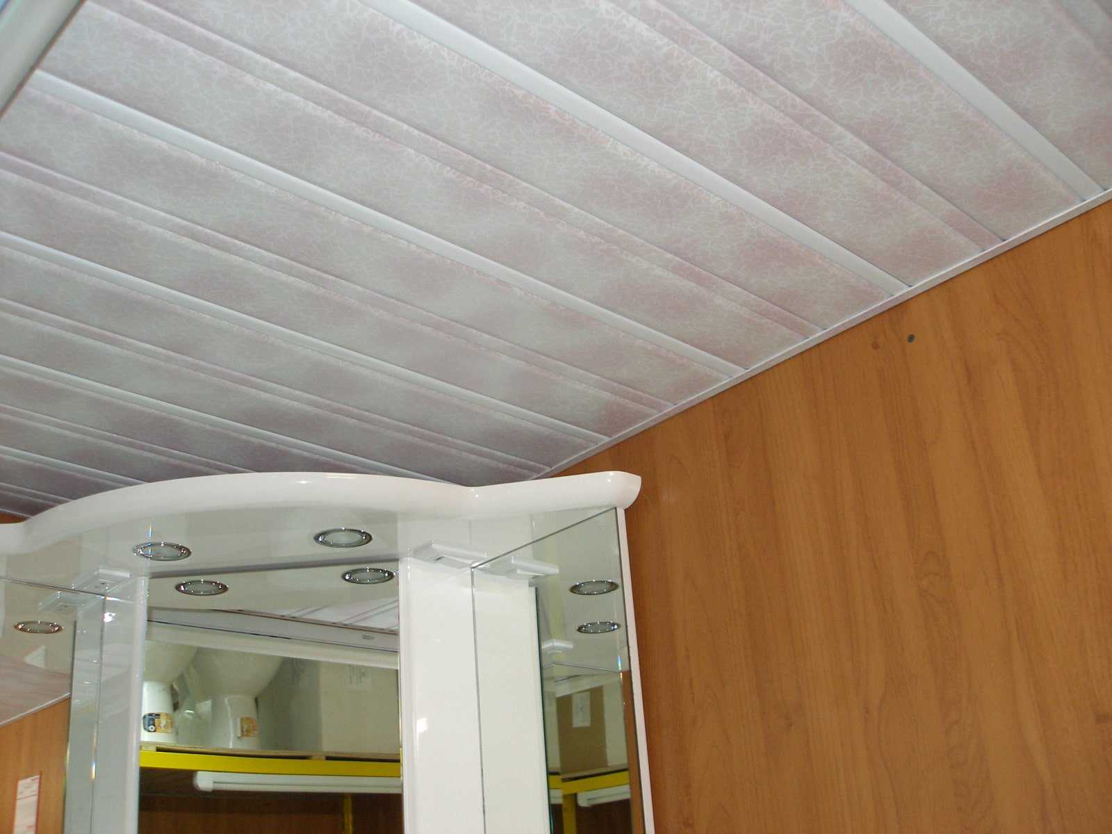 Потолок из панелей пвх в спальне