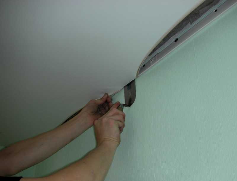 Как снять натяжной потолок своими руками: как самостоятельно вскрыть и поставить обратно, можно ли демонтировать, как правильно и аккуратно отогнуть, как снимается полотно, как убрать угол