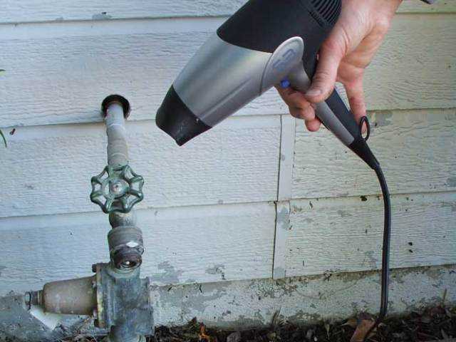 Как разморозить трубу с водой: под землей, в частном доме, на улице