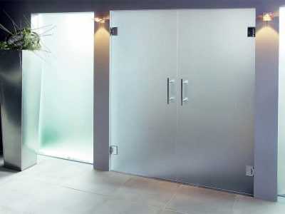 Как выбрать стеклянные двери для бани?