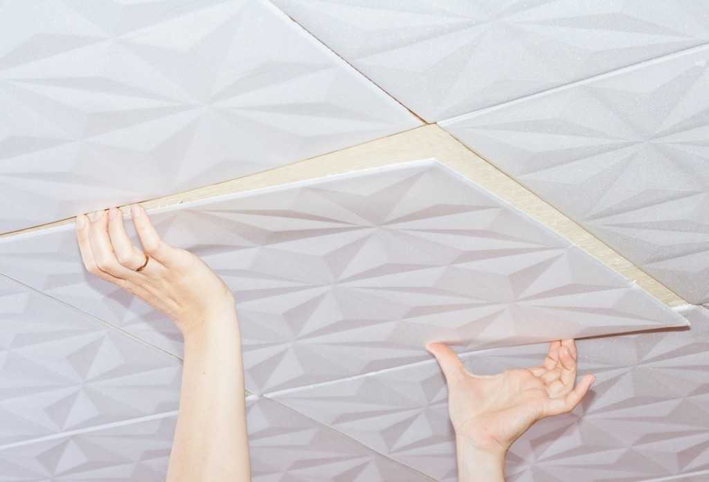 Как наклеить пенопластовую плитку на потолок - советы профессионалов