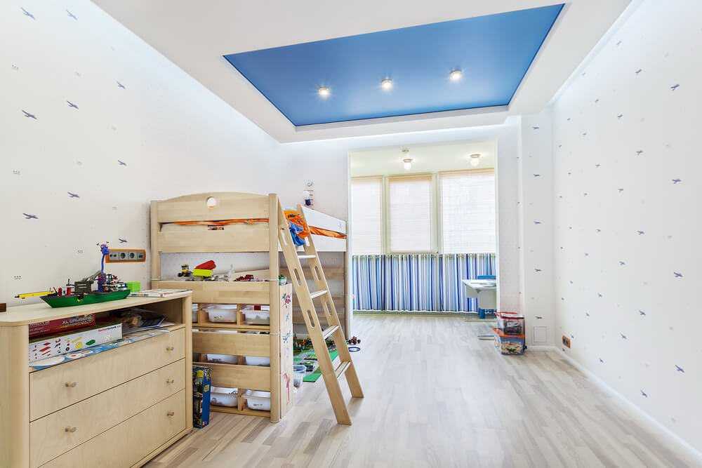 Дизайн натяжных потолков для разного типа помещений: для кухни спальни зала гостиной детской комнаты Варианты оформления потолка при помощи натяжных