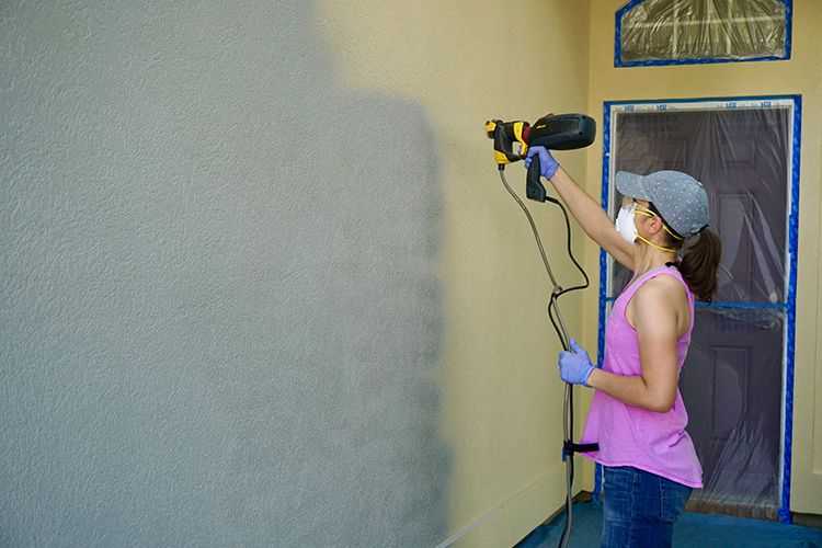 Как выполняется покраска стен краскопультом?