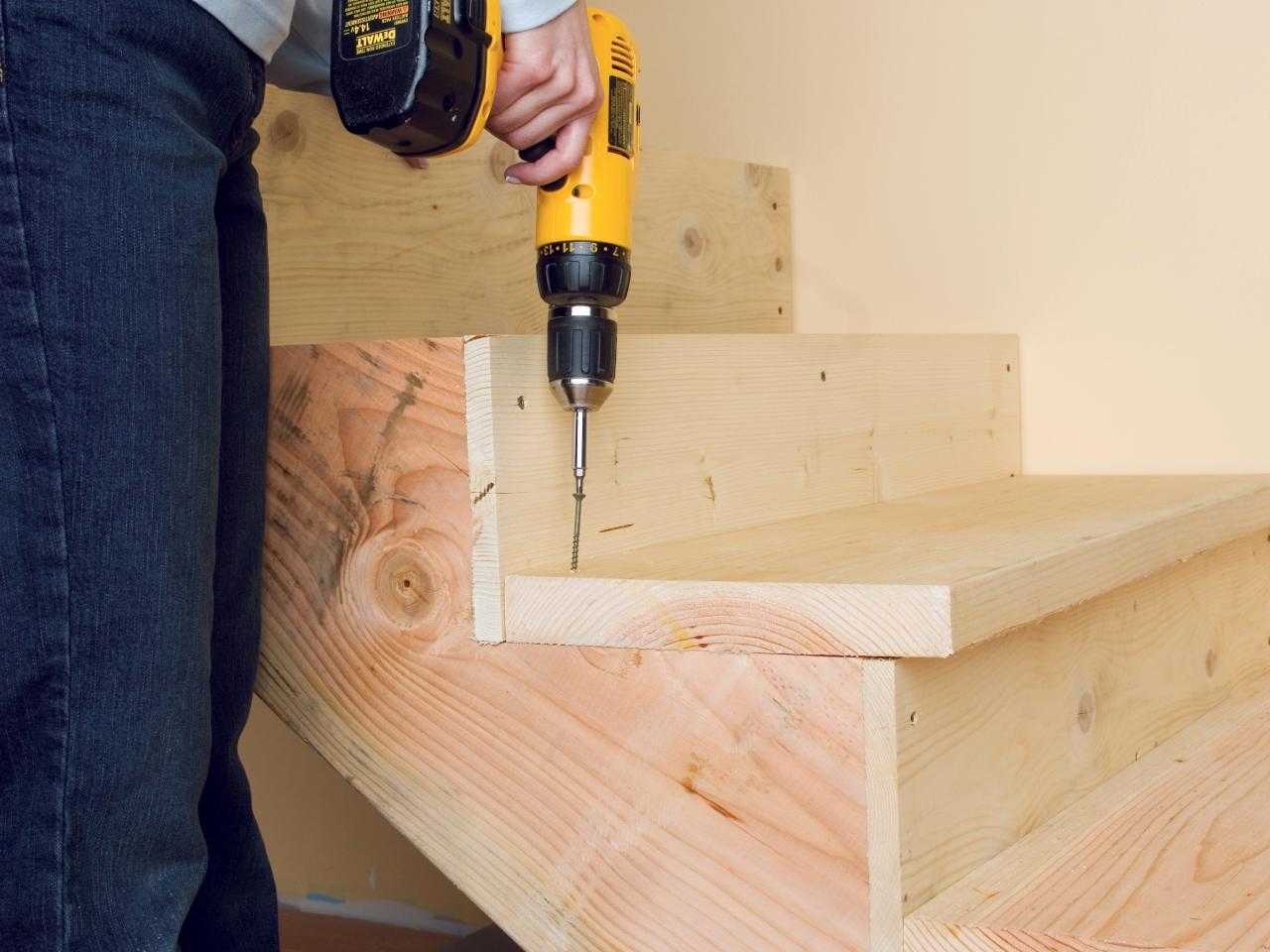 Как сделать прямую приставную деревянную лестницу Виды сечение элементов расчет шаг ступеней наращивание простой переносной конструкции