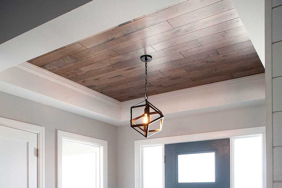 Ламинат на потолок (51 фото): монтаж и укладка покрытия, как закрепить материал в деревянном доме, удачная отделка потолочного изделия