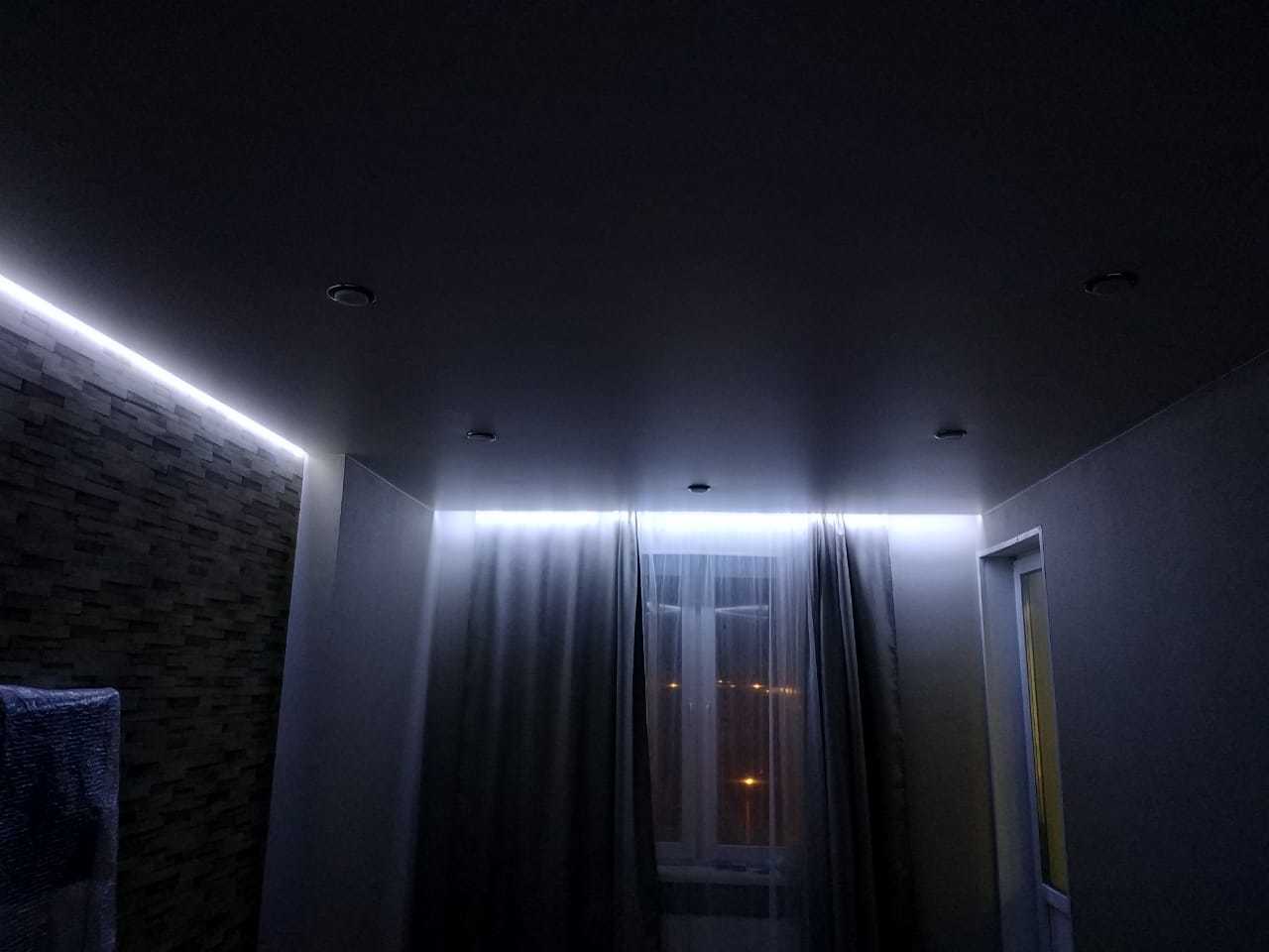 Натяжные потолки в гостиной: виды, дизайн, освещение, 60 фото в интерьере