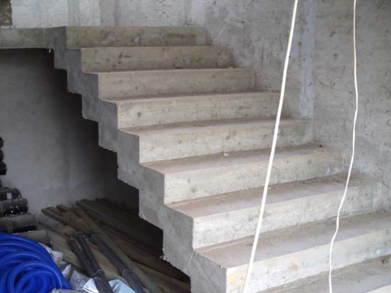 Какой может быть отделка бетонной лестницы?