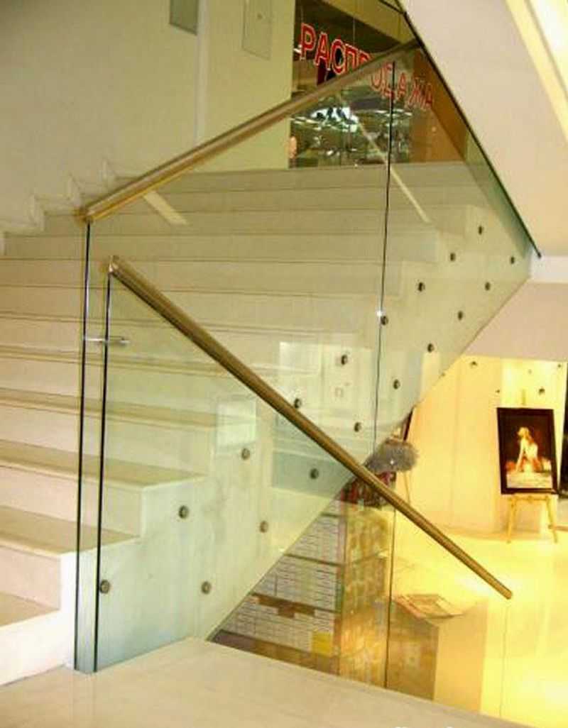 Стеклянные лестницы (46 фото): лестничные ограждения из стекла в интерьере, особенности изготовления перегородок и ступеней