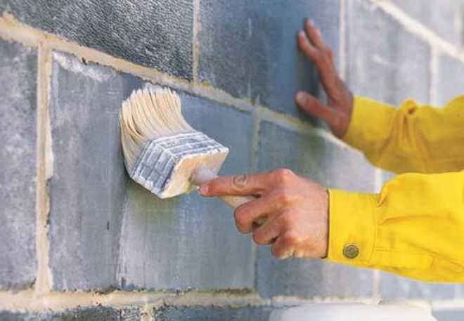 Грунтовка стен перед штукатуркой: нужно ли обрабатывать на гипсовой, кирпичной или бетонной стене перед штукатуркой, и какие требования к поверхности перед нанесением фактурной смеси