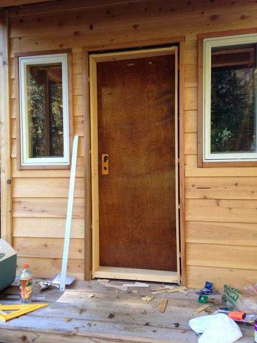 Входная дверь в деревянный дом