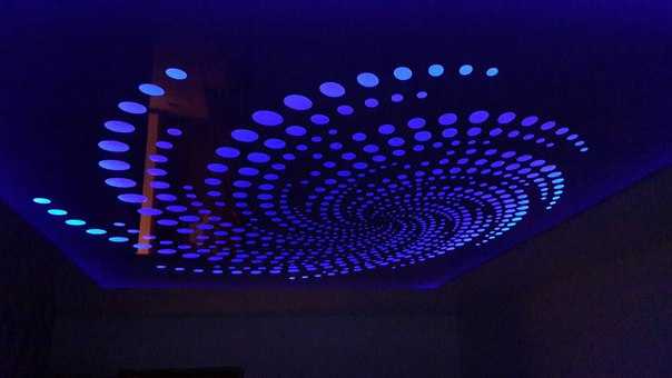 Установка и фото перфорированных натяжных потолков с подсветкой