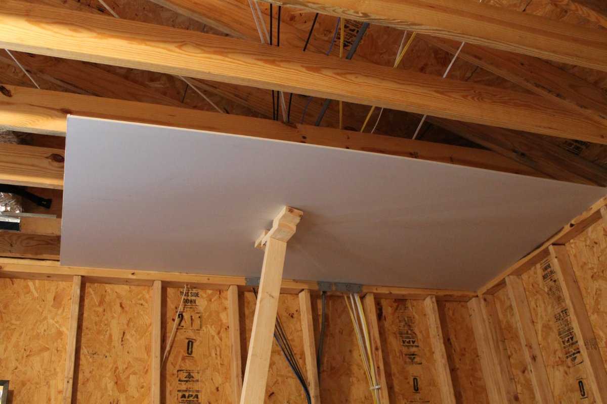 Как крепить гипсокартон к потолку - на деревянный и металлический каркас (+схемы)
