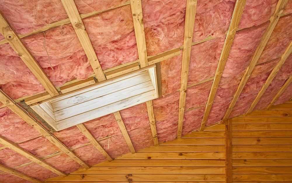 Утепляем деревянный потолок самостоятельно: варианты и способы
