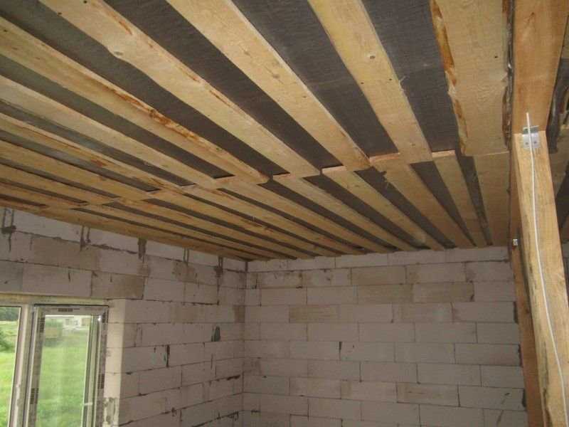 Как сделать черновой потолок по деревянным балкам?