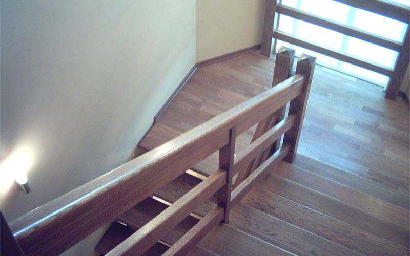 Ограждения для лестниц из дерева: подбор дизайна и особенности изготовления