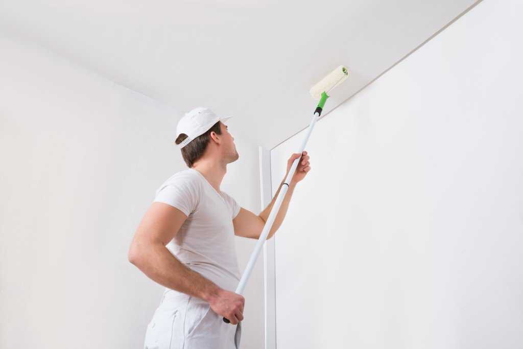 Как убрать старую побелку с потолка: несколько эффективных способов
