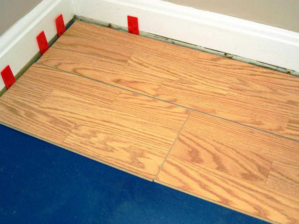 Укладка ламината на бетонный пол с подложкой: пошаговая технология укладки на неровный пол