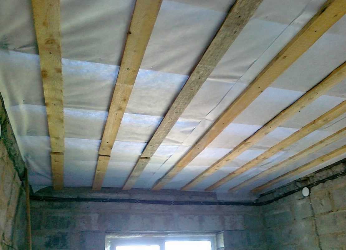 Чем лучше подшивать потолок в деревянном доме?