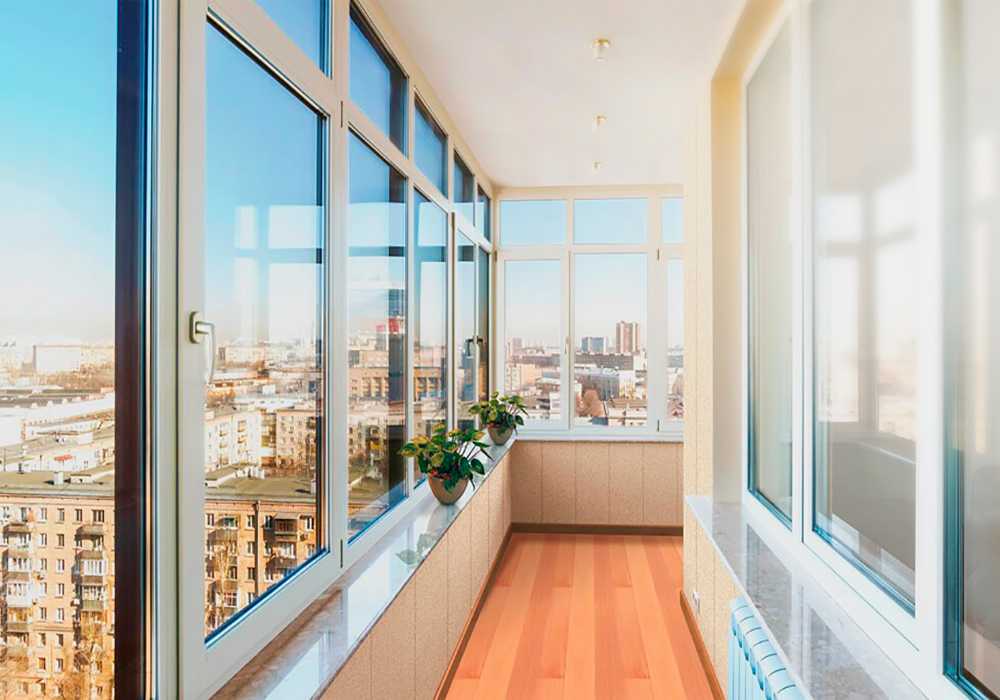 Жалюзи на балкон (59 фото): какие лучше выбрать на лоджию и окно с балконной дверью вертикальные или горизонтальные, пластиковые