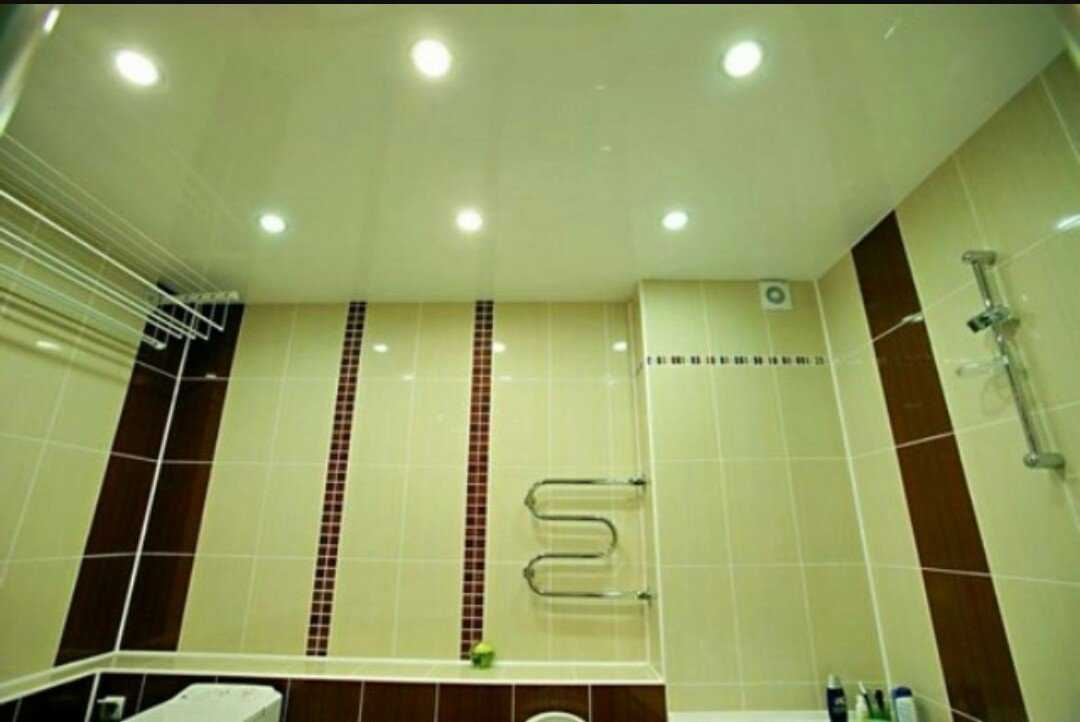 Делаем натяжной потолок в ванной и туалете: плюсы и минусы