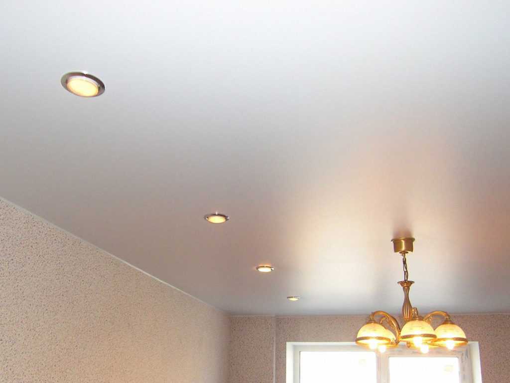 Натяжной потолок на кухне – гид по выбору и 30 фото в интерьере