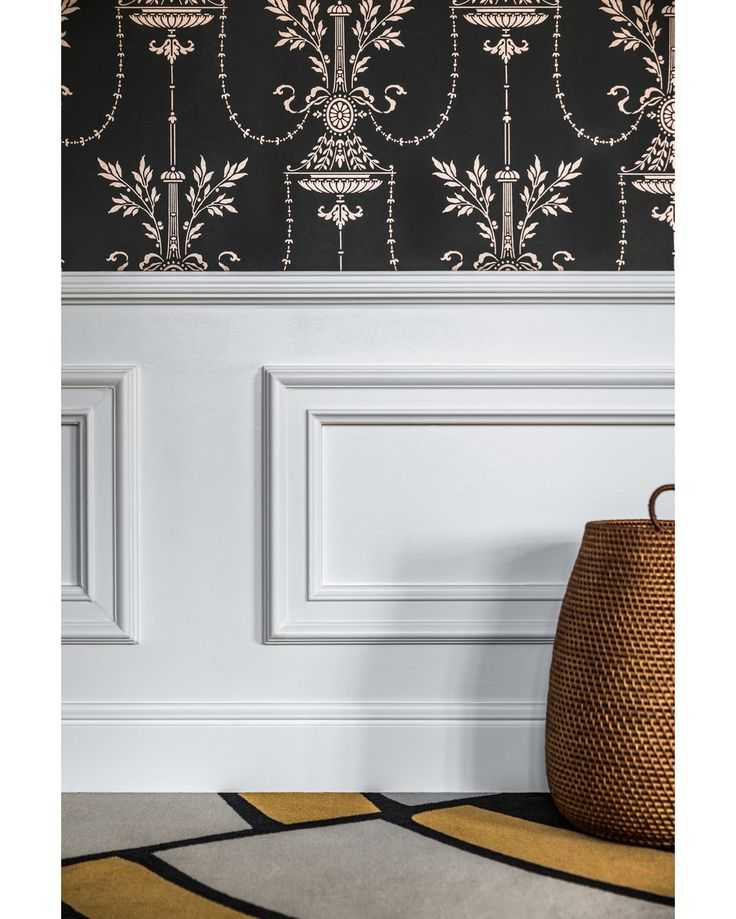 Молдинги на стенах в интерьере гостиной: что это такое, декоративные планки в спальне и на кухне, дизайн в коридоре - 28 фото